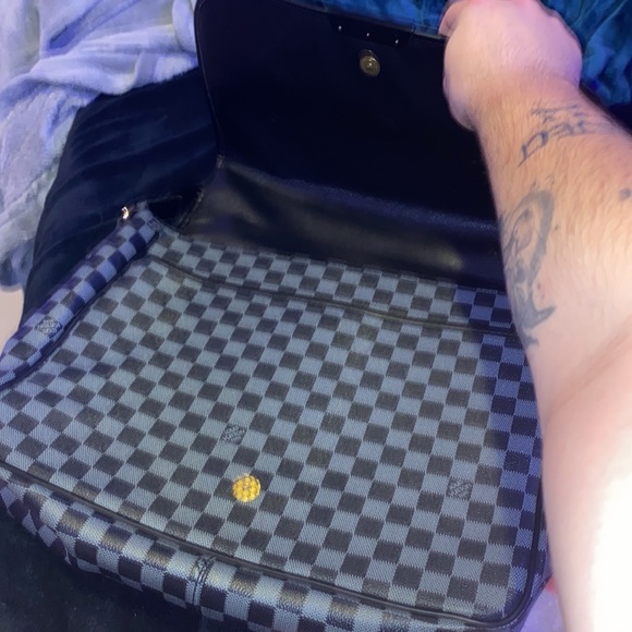 This is a Louis Vuitton computer bag my mom got me used it once. - Picture 3 of 5